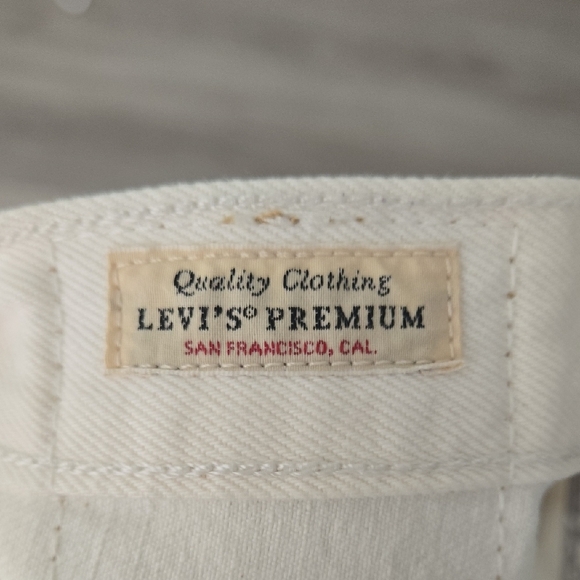 Levi's Cream Jean Shorts - Picture 8 of 8